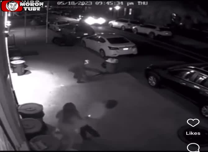 Video :Police seek man who randomly hits passersby